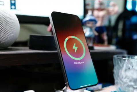 西陵苹果15换屏服务分享用什么充电器给iPhone15充电更好 